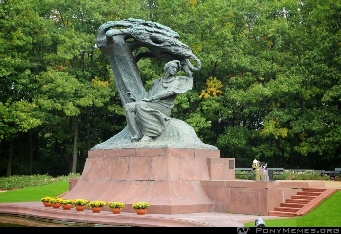 Frederic Horseshoepin i Octavia odwiedzają pomnik Chopina