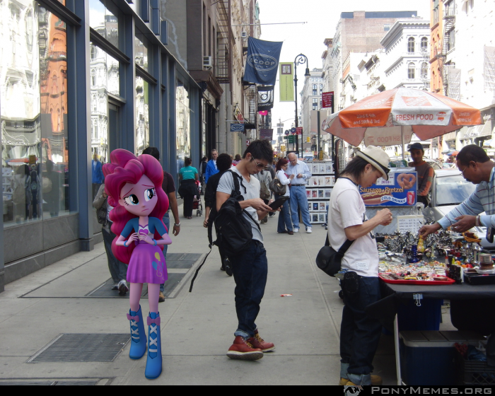 Pinkie Pie czuje się jakos obco w tym świecie